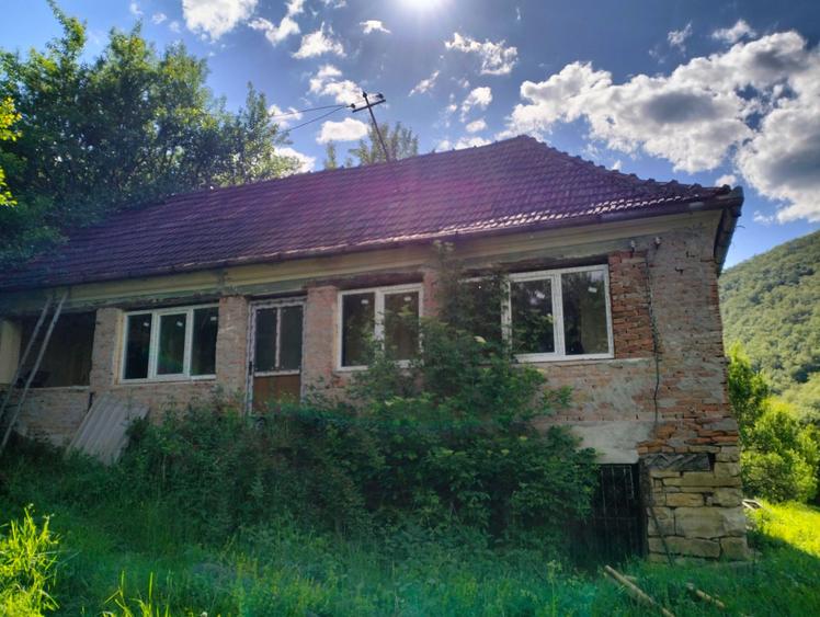 Casă cu 2 camere decomandat în Mada