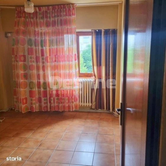 Apartament cu 3 camere semidecomandat în 5 Călărasi