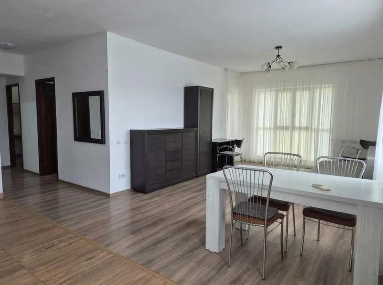 Apartament cu 3 camere semidecomandat în Tătărași