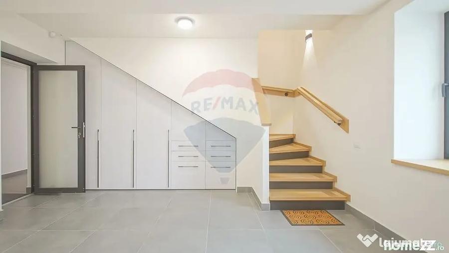 Casă cu 7 camere cu Teren 601 Mp în Schei