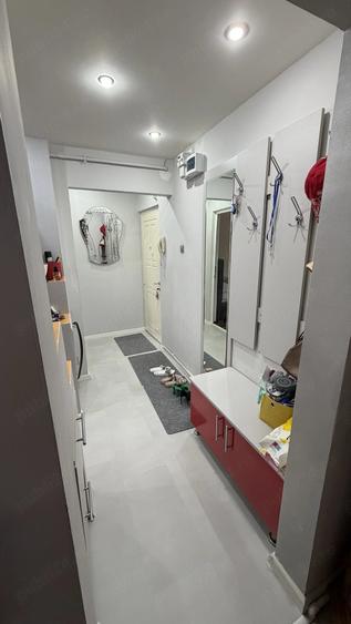 Apartament cu 3 camere semidecomandat în Craiovița Nouă