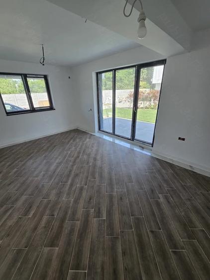 Casă cu 5 camere cu Teren 329 Mp în 1 Decembrie