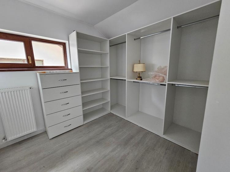 Casă individuală cu 5 camere cu Canalizare în Mărăcineni