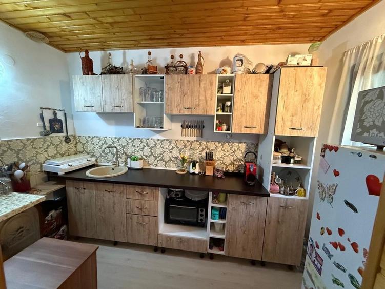 Casă cu 3 camere în Pietroasa