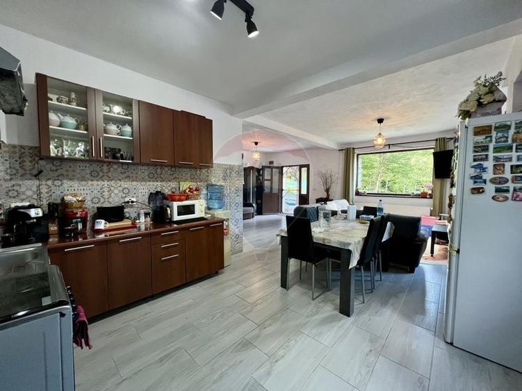 Casă individuală cu 8 camere cu Teren 575 Mp în Porumbacu de Sus