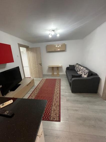 Apartament cu 2 camere semidecomandat, mobilat în Tomis Nord