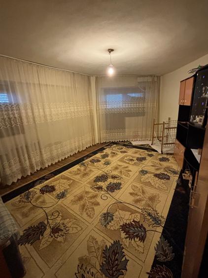 Apartament cu 3 camere semidecomandat în Exterior Vest