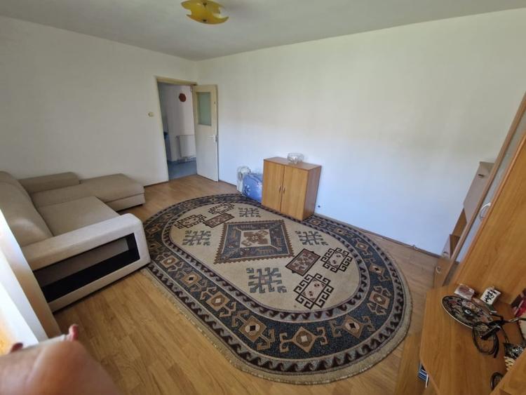 Apartament cu 3 camere decomandat, mobilat în Hotvon