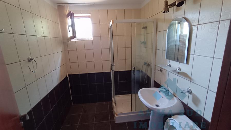 Casă individuală cu 6 camere cu Canalizare în Glina