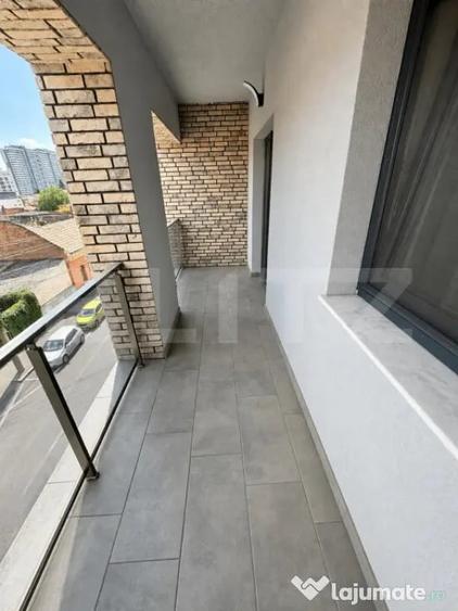 Apartament cu 3 camere semidecomandat în Horea