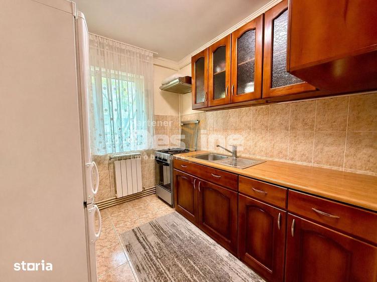 Apartament cu 3 camere semidecomandat, mobilat în Central