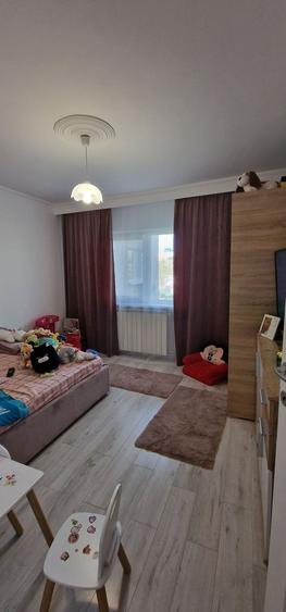 Apartament cu 3 camere decomandat în Poarta 6