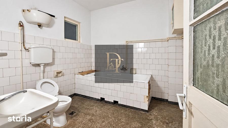 Casă cu 5 camere cu Teren 446 Mp în Florilor