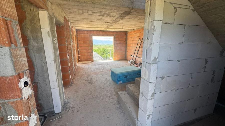 Casă cu 4 camere în Șura Mare