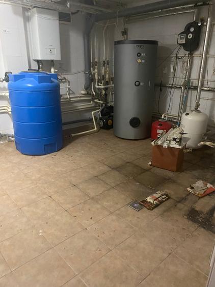 Casă cu 14 camere cu Canalizare în Central