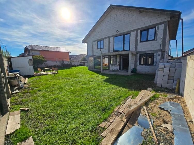 Casă individuală cu 5 camere cu Canalizare în Lumina