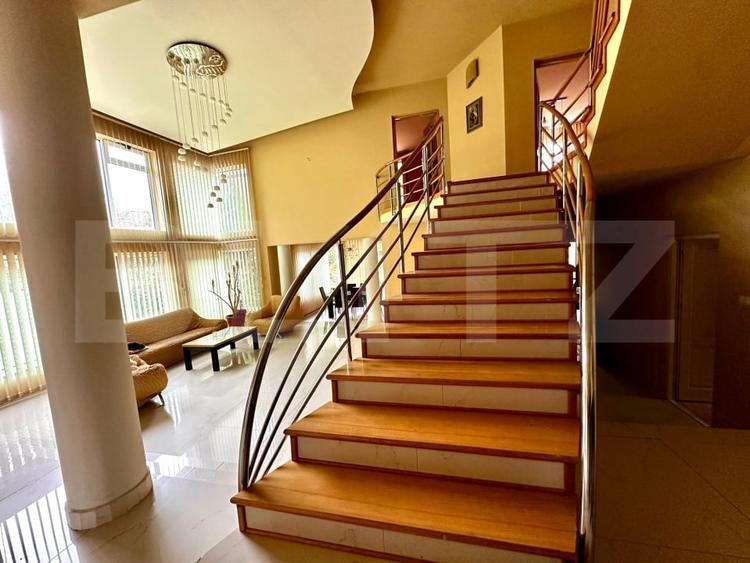 Casă individuală cu 8 camere cu Canalizare în Cetate