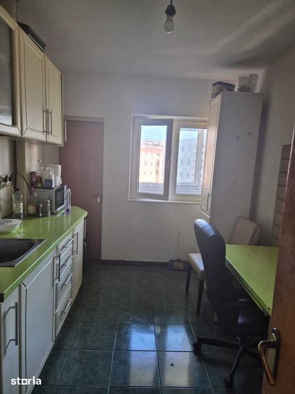 Apartament cu 4 camere decomandat în Tei