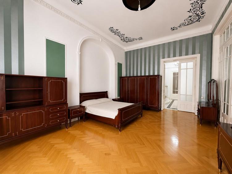 Apartament cu 4 camere semidecomandat în Romană