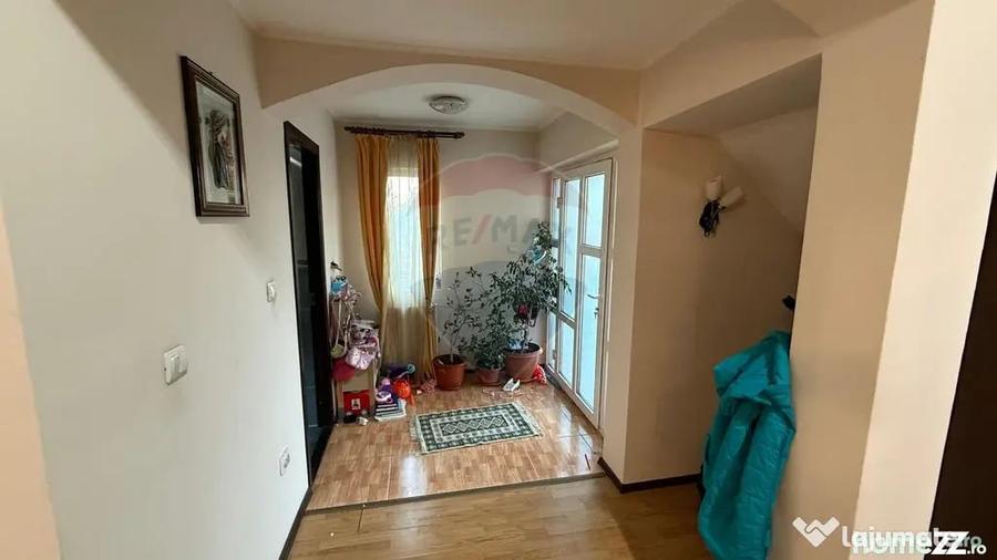 Casă cu 5 camere cu Teren 500 Mp în Est