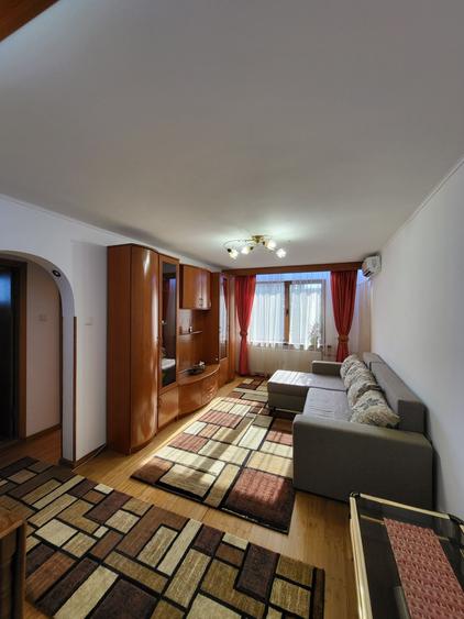 Apartament cu 3 camere semidecomandat în Ghencea