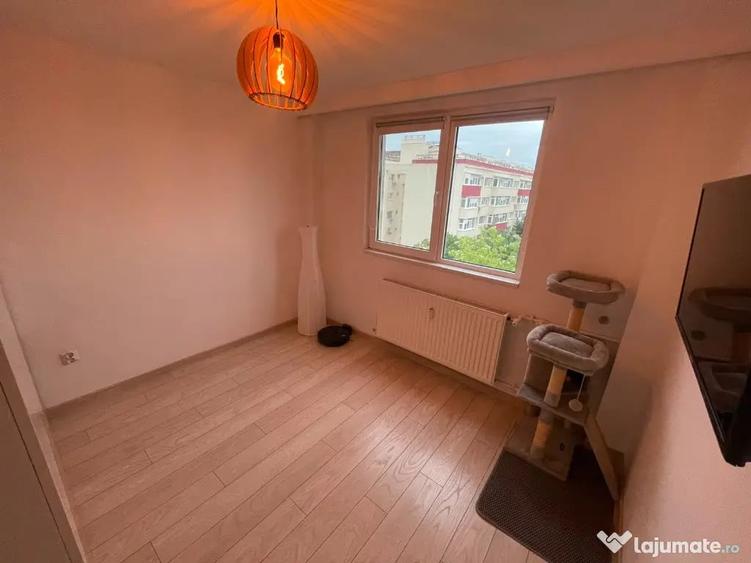 Apartament cu 3 camere semidecomandat în Giurgiului