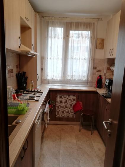 Apartament cu 4 camere semidecomandat în Titan