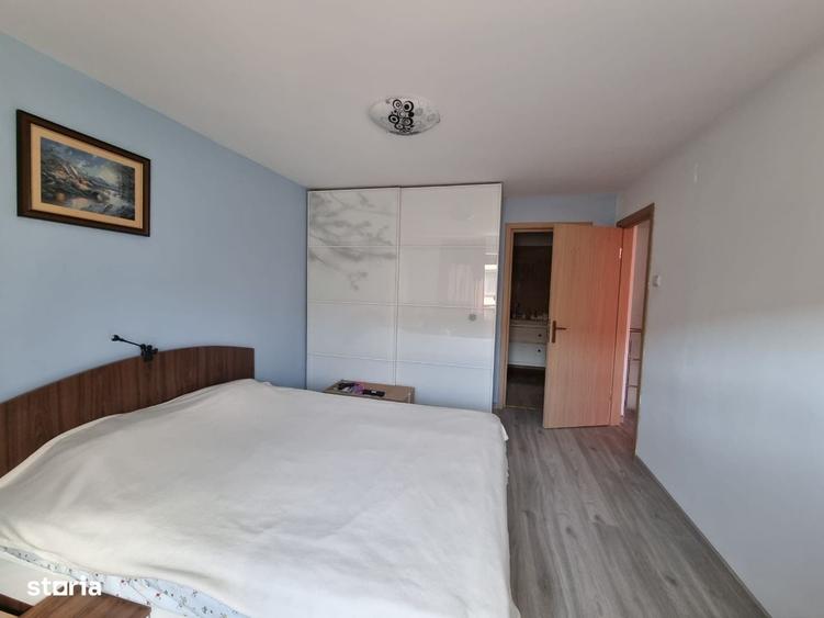 Casă cu 4 camere în 1 Decembrie