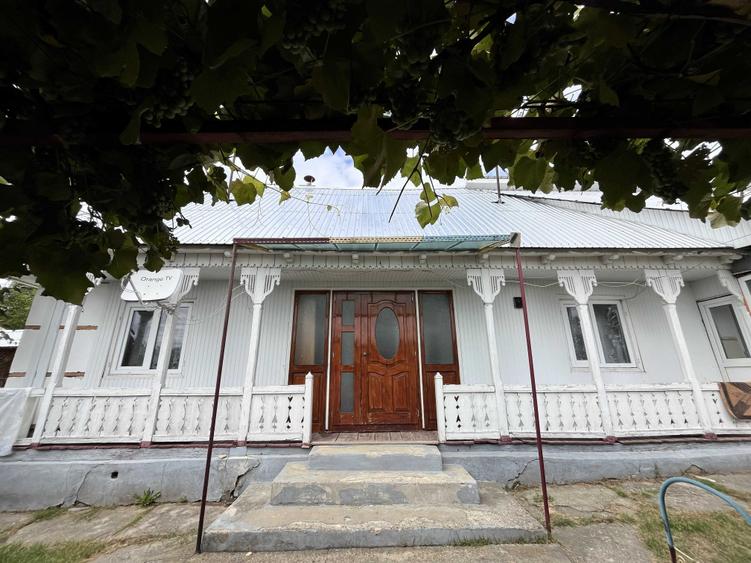 Casă cu 4 camere în Crăcăoani