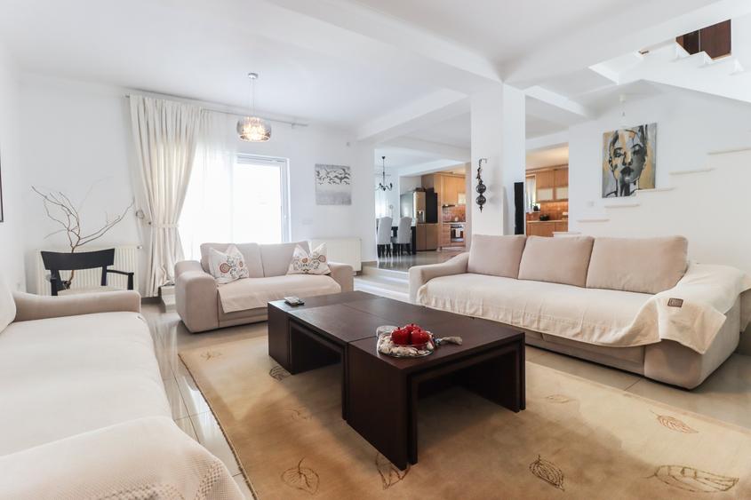 Duplex cu 4 camere cu Canalizare în 1 Decembrie
