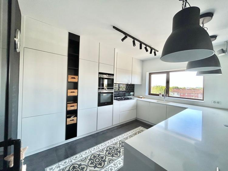 Apartament cu 4 camere decomandat, mobilat în Iancu Nicolae