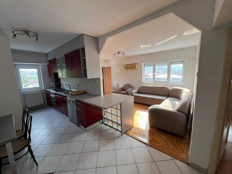 Apartament cu 3 camere decomandat în Central