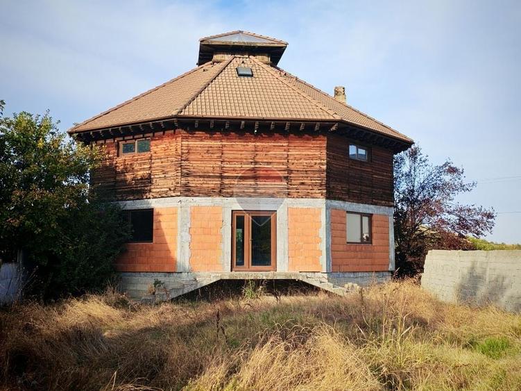 Casă individuală cu 10 camere cu Teren 4826 Mp în Breasta