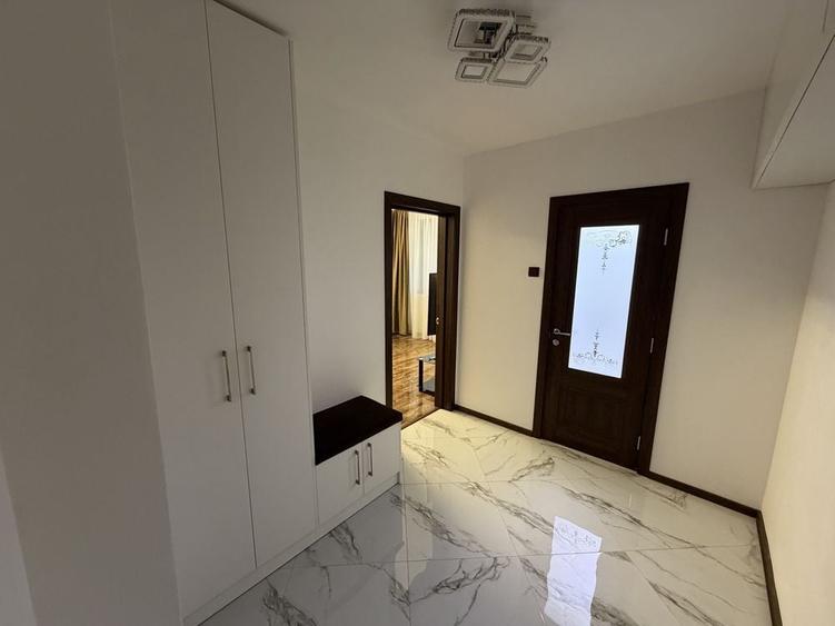 Apartament cu 3 camere decomandat în Exterior Vest