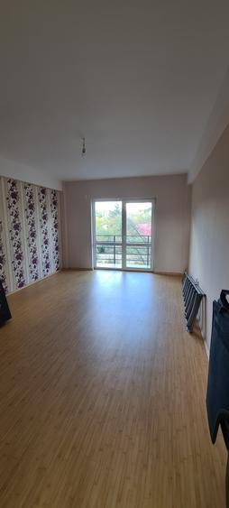 Apartament cu 3 camere semidecomandat în Exterior Nord