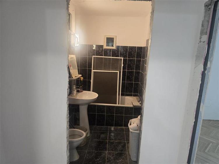 Apartament cu 3 camere decomandat în Lipovei