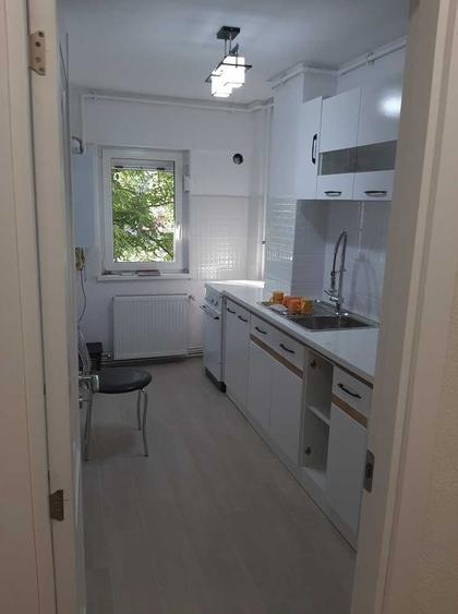 Apartament cu 4 camere decomandat în Vitrometan