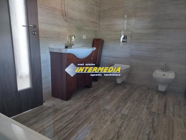 Casă individuală cu 5 camere cu Canalizare în Cetate