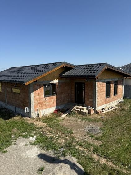 Casă cu 3 camere decomandat în Brășăuți