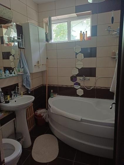 Apartament cu 3 camere semidecomandat, mobilat în Podu Roș