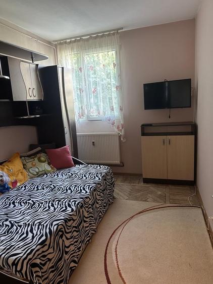 Apartament cu 4 camere decomandat în Titan