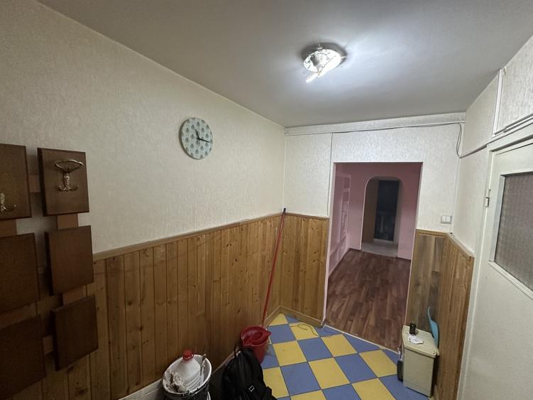 Apartament cu 3 camere semidecomandat în Berceni