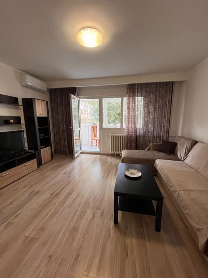 Apartament cu 3 camere decomandat în P-ța Victoriei