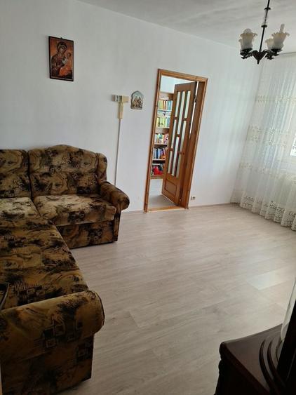 Apartament cu 2 camere semidecomandat în 9 Mai
