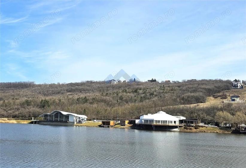Teren de 3300 mp, în Aroneanu