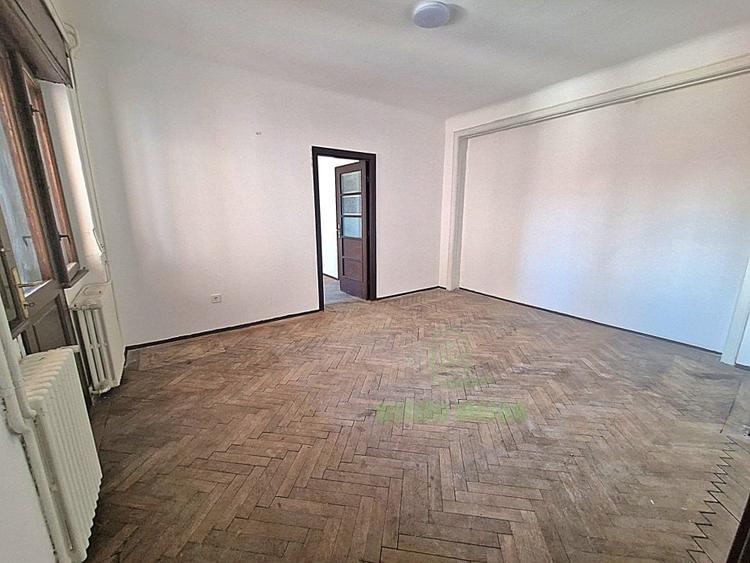 Apartament cu 5 camere semidecomandat în 1 Mai