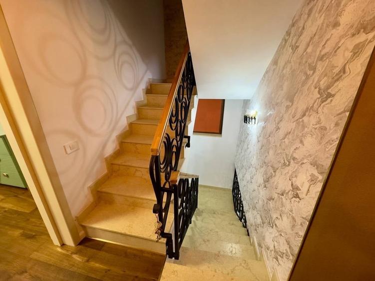 Casă individuală cu 5 camere cu Canalizare în Central