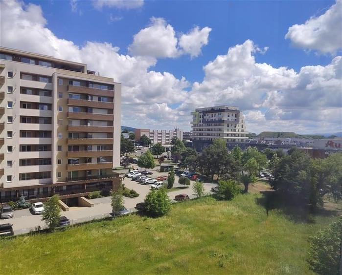 Apartament cu 2 camere decomandat, mobilat în Tractorul