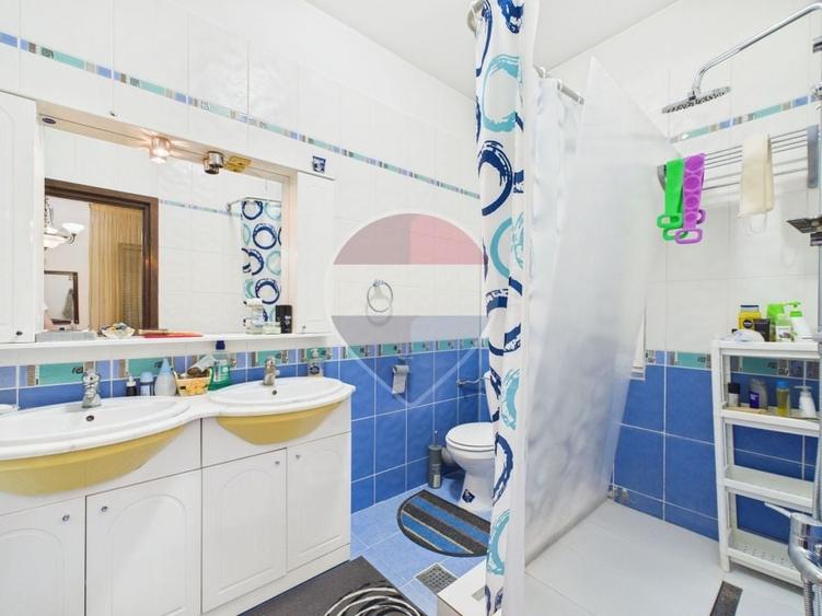 Casă individuală cu 9 camere cu Teren 642 Mp în Periferie