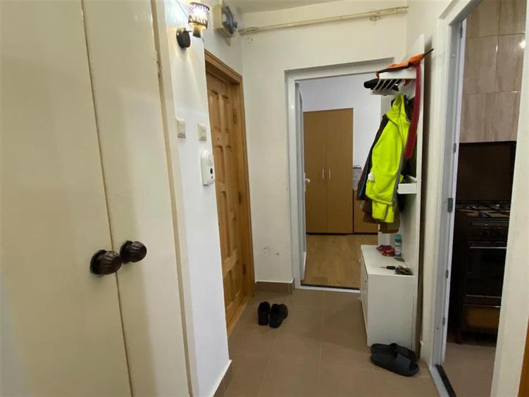 Apartament cu 3 camere semidecomandat în Podul de Piatră